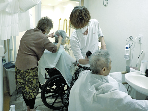 写真：利用者様とスタッフ