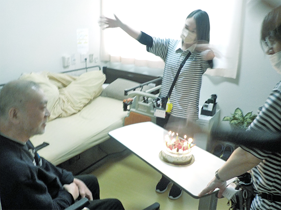 写真：利用者様とスタッフ