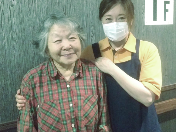 写真：利用者様とスタッフ