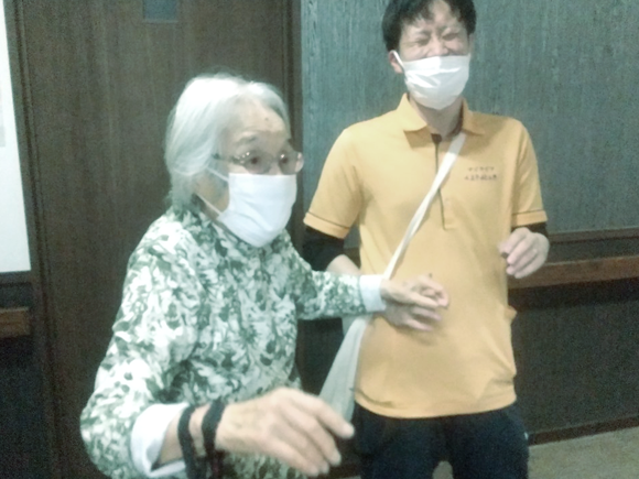 写真：利用者様とスタッフ