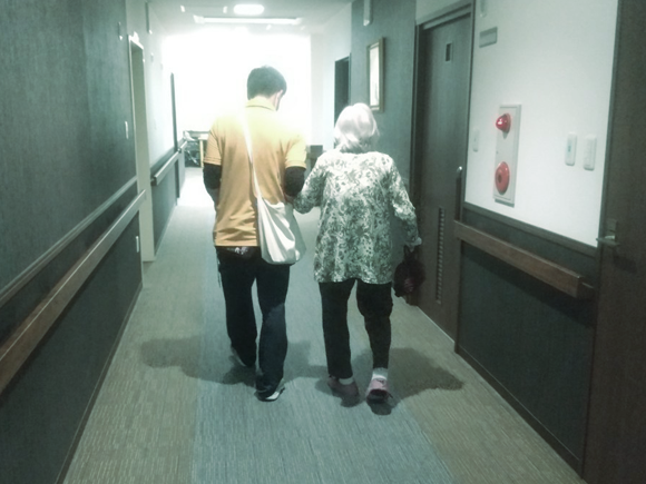 写真：利用者様とスタッフ