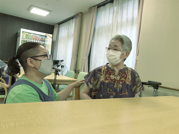 写真：利用者様とスタッフ