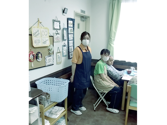 写真：利用者様とスタッフ