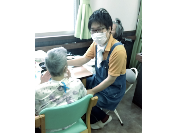 写真：利用者様とスタッフ