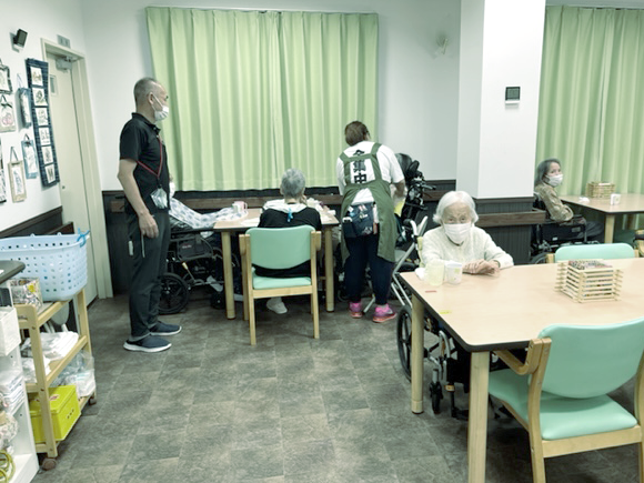 写真：利用者様とスタッフ