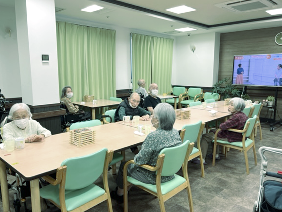 写真：利用者様とスタッフ