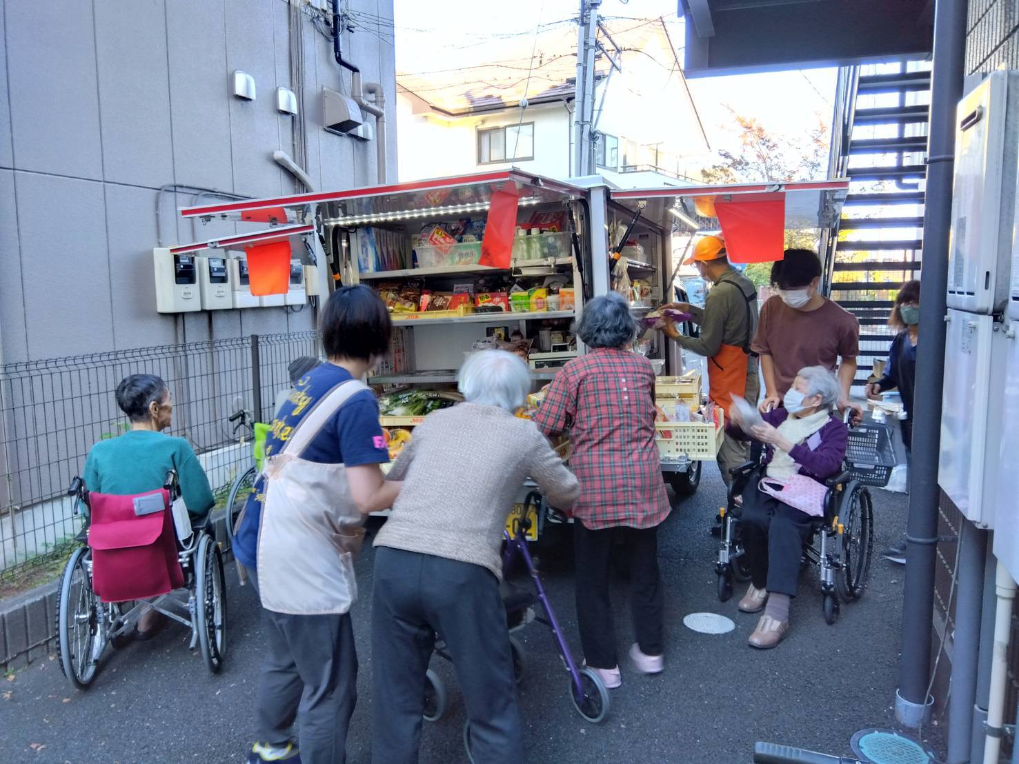 写真：利用者様とスタッフ