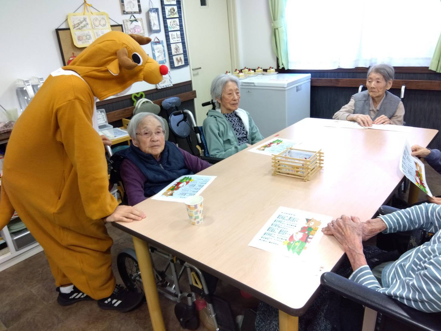 写真：利用者様とスタッフ