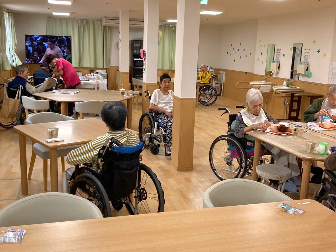 写真：利用者様とスタッフ
