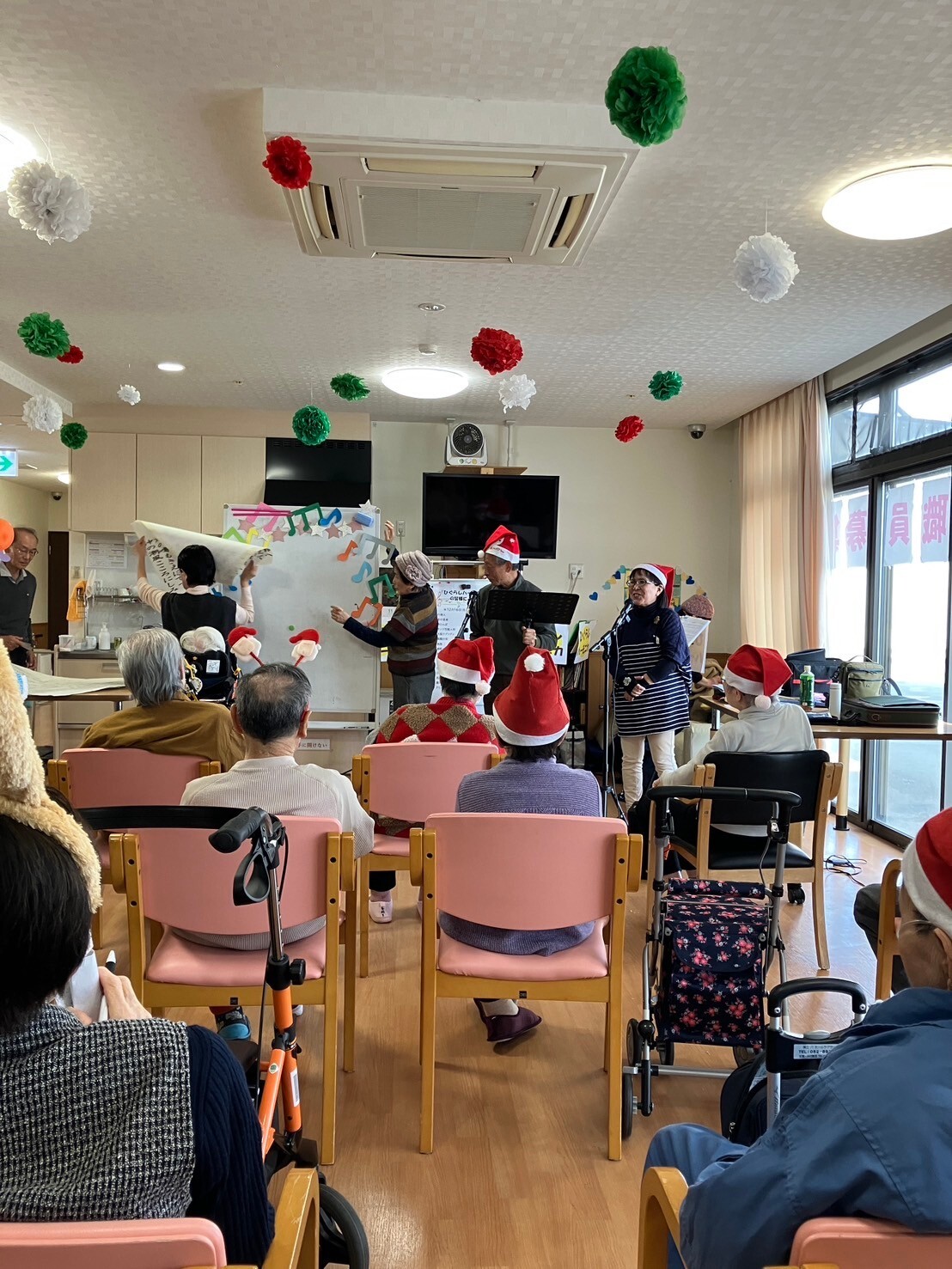 写真：利用者様とスタッフ