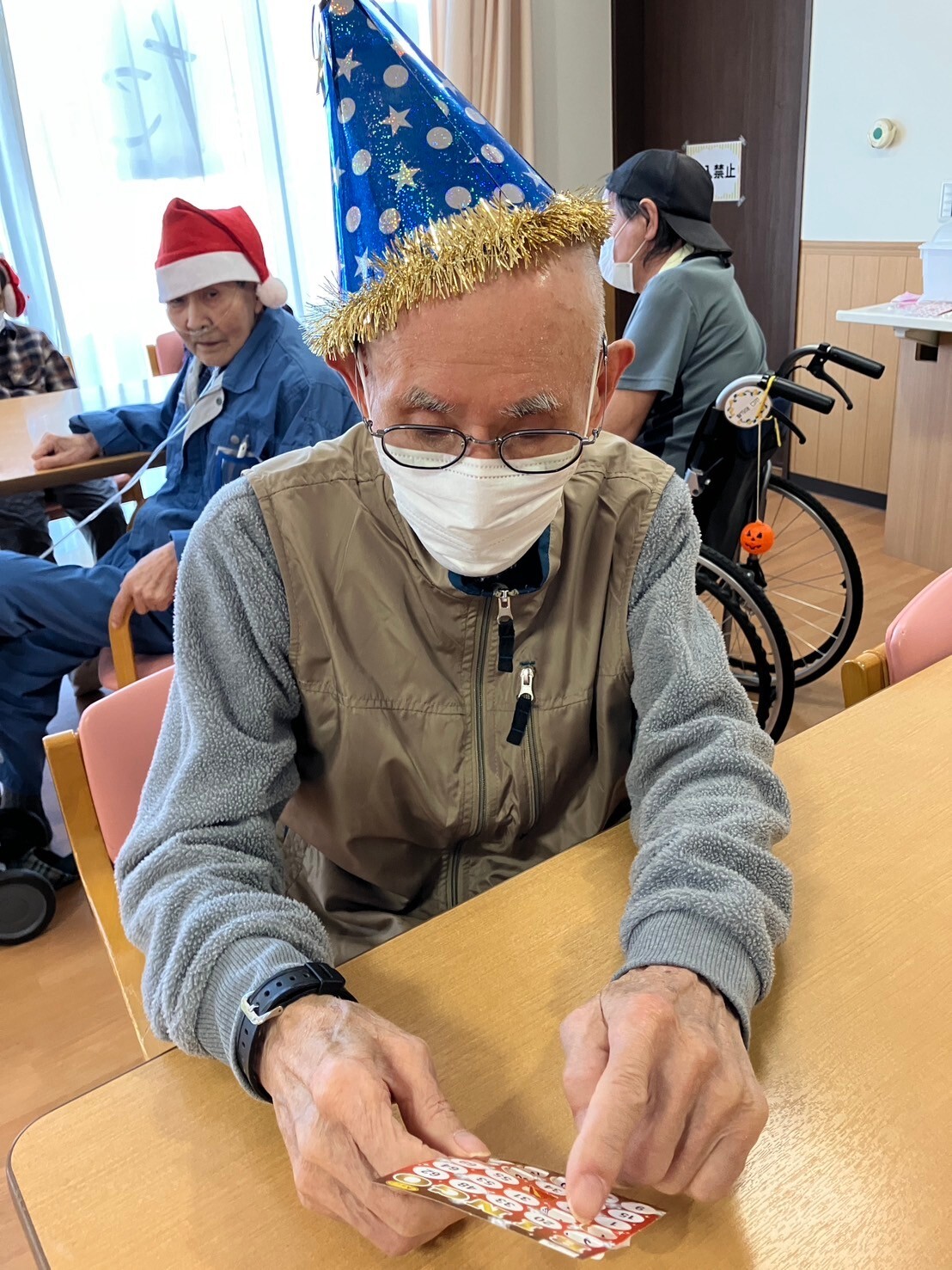 写真：利用者様とスタッフ