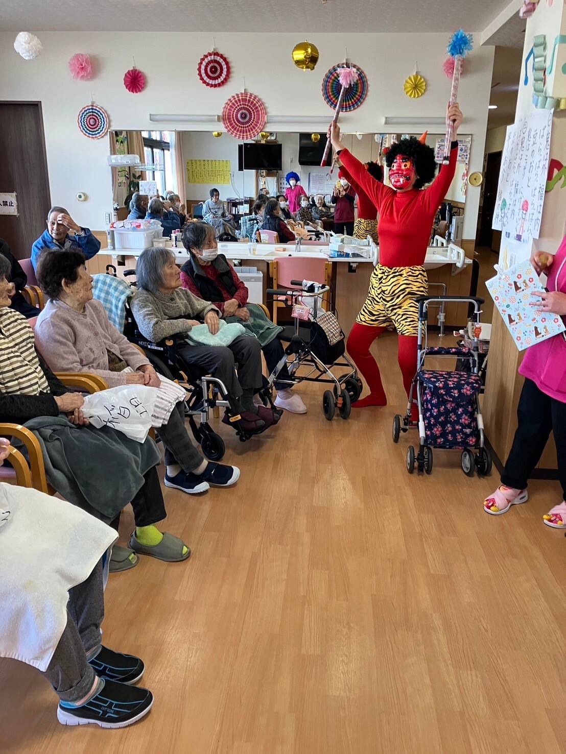写真：利用者様とスタッフ