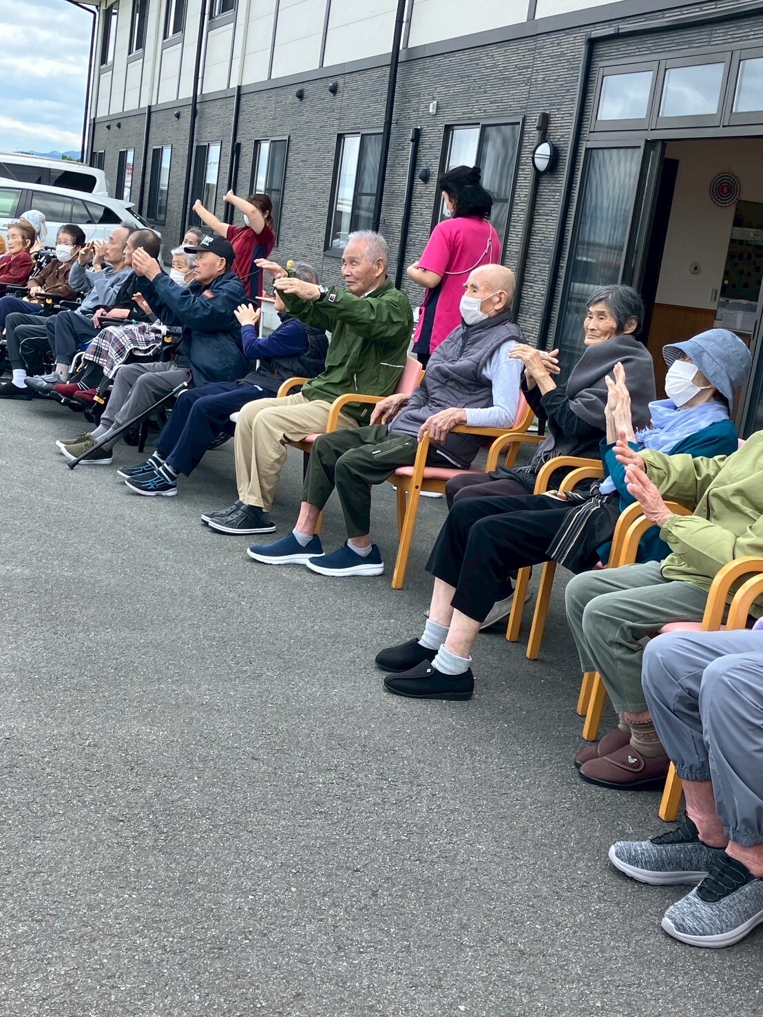 写真：利用者様とスタッフ