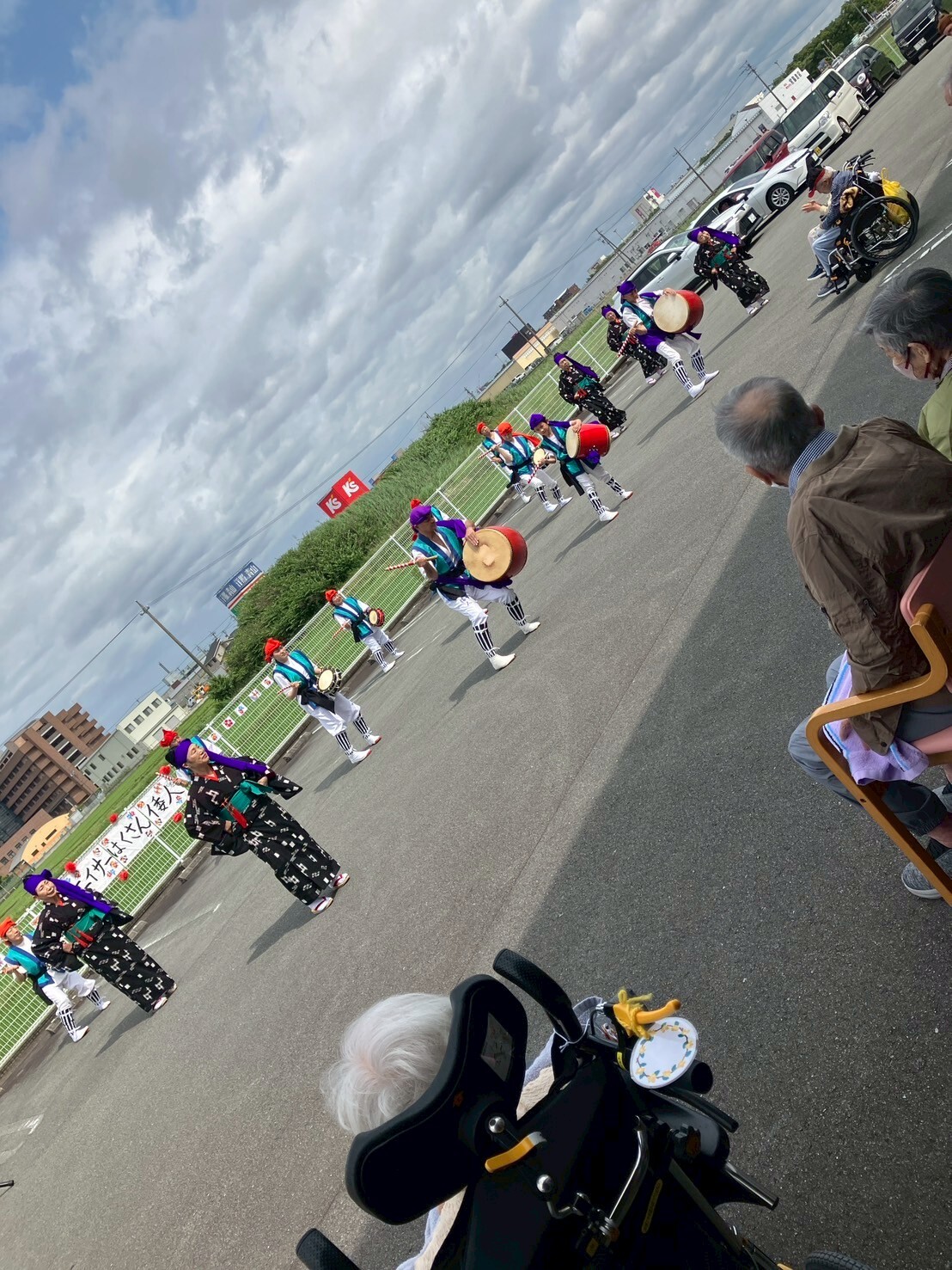 写真：利用者様とスタッフ