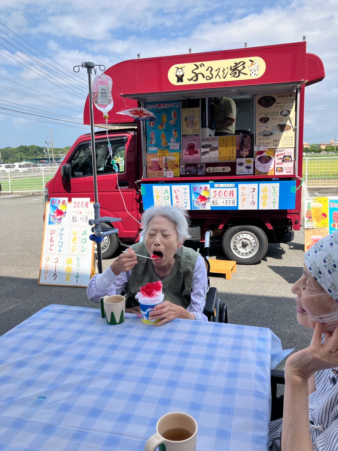 写真：利用者様とスタッフ