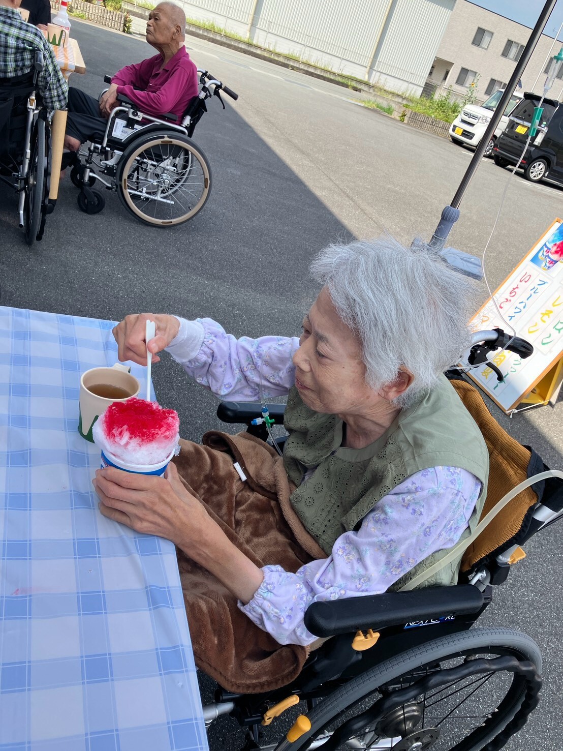 写真：利用者様とスタッフ