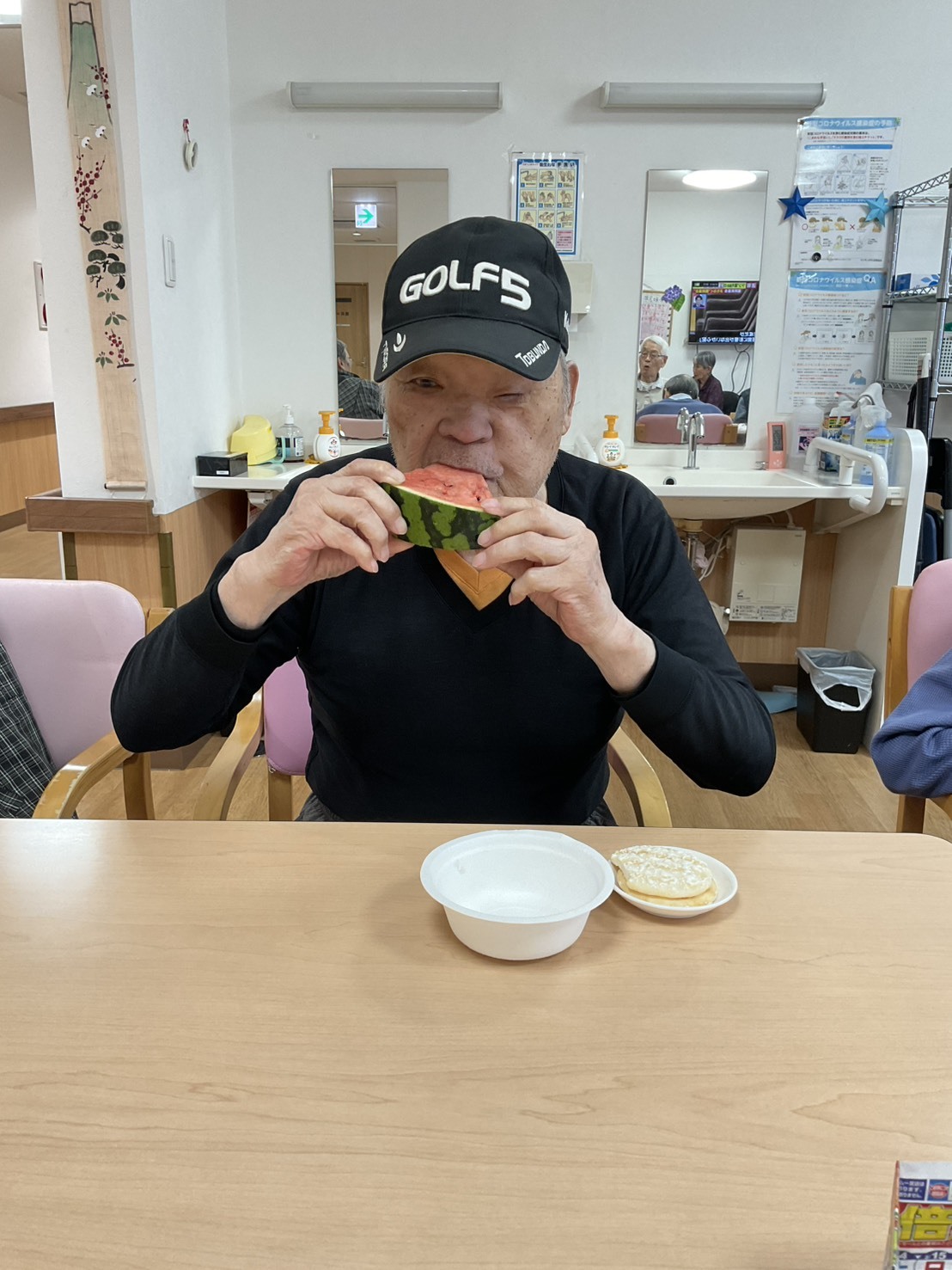 写真：利用者様とスタッフ