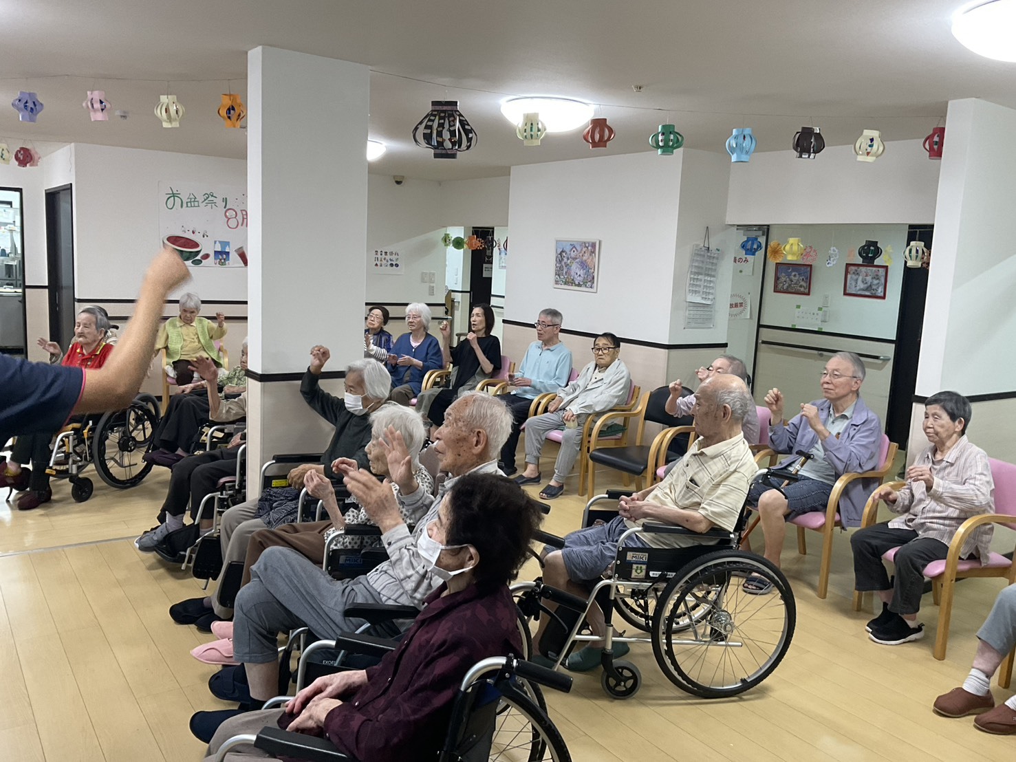 写真：利用者様とスタッフ