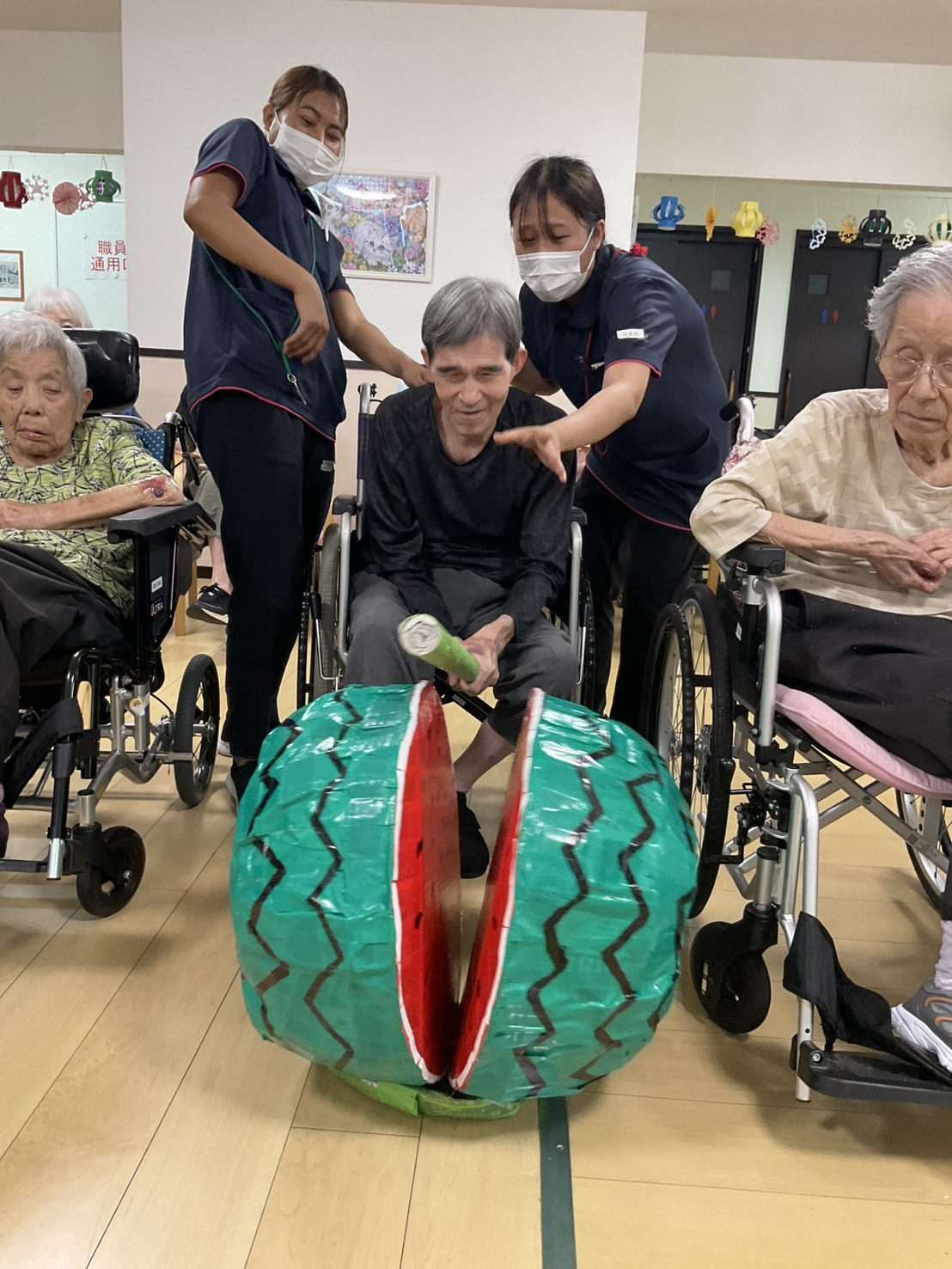 写真：利用者様とスタッフ