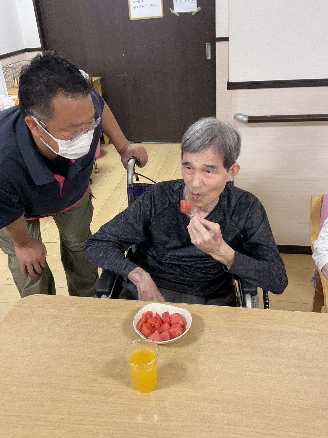写真：利用者様とスタッフ