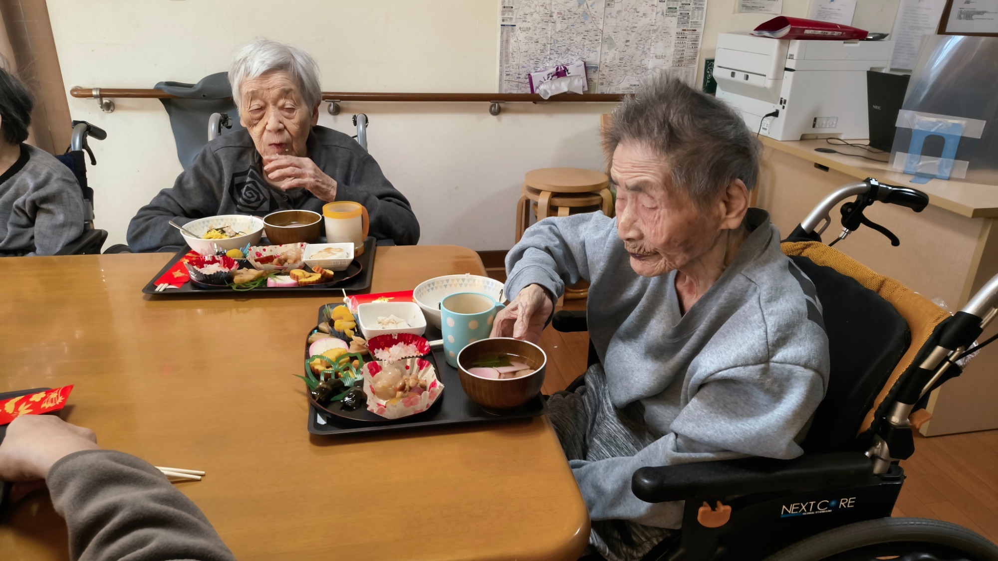 写真：利用者様とスタッフ