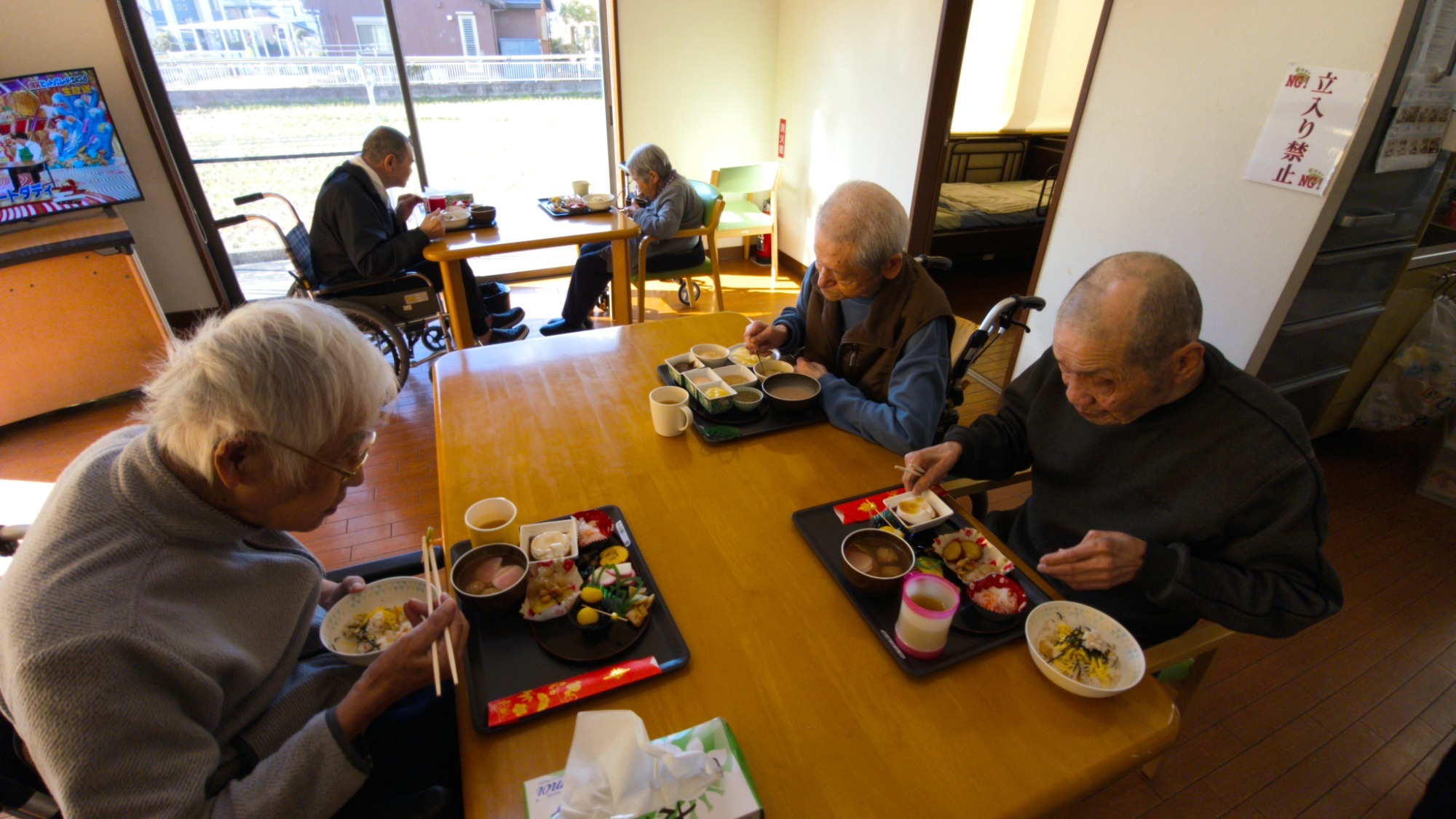 写真：利用者様とスタッフ