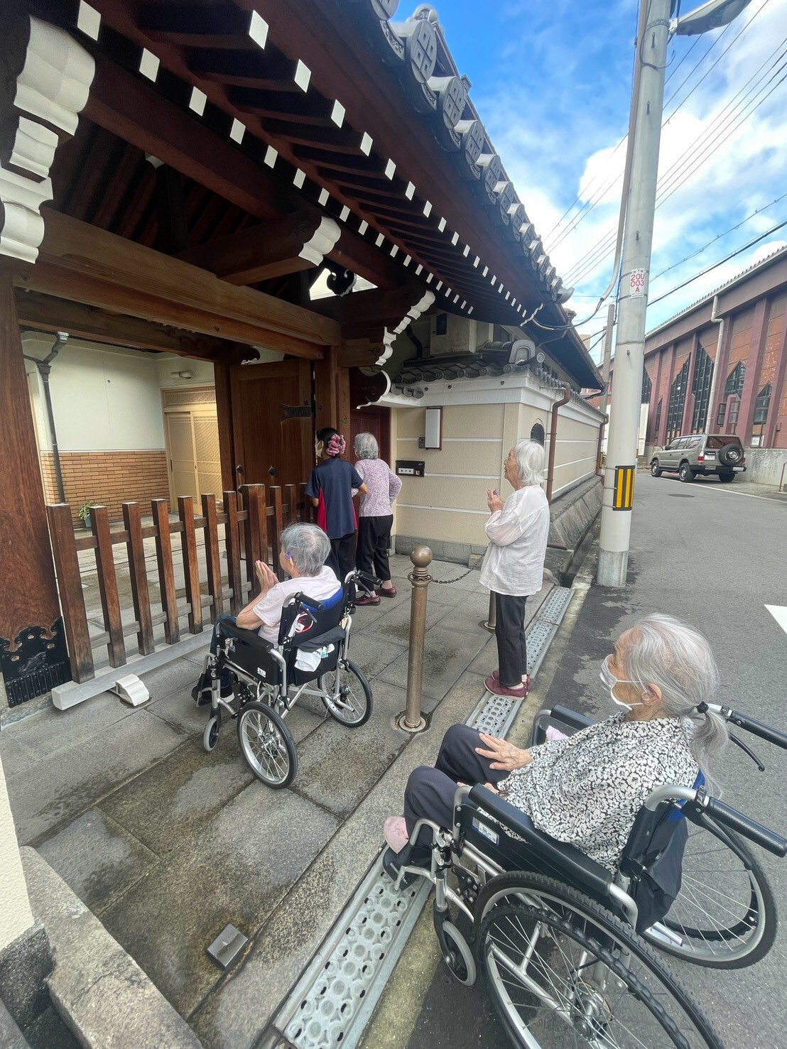 写真：利用者様とスタッフ