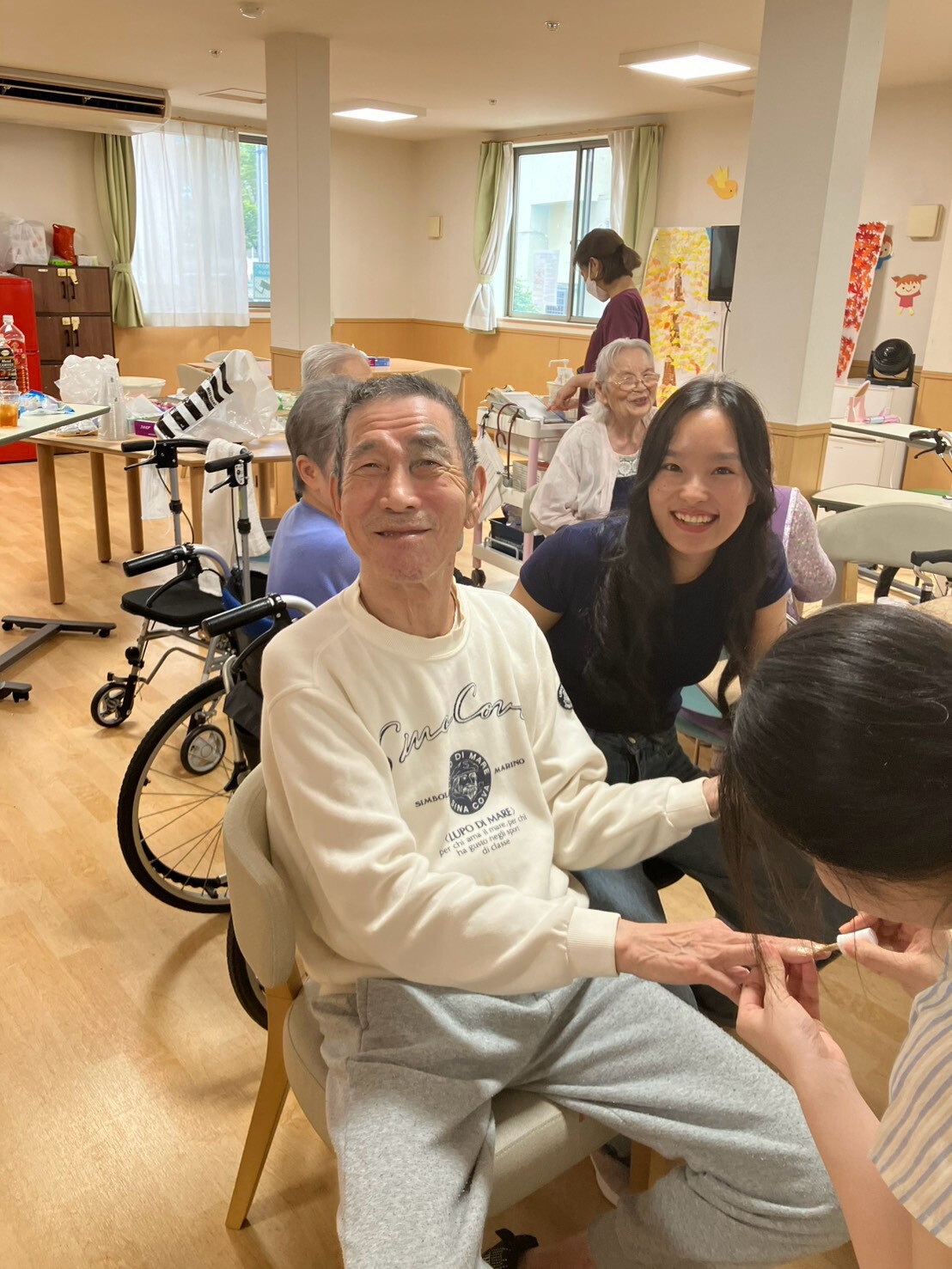 写真：利用者様とスタッフ