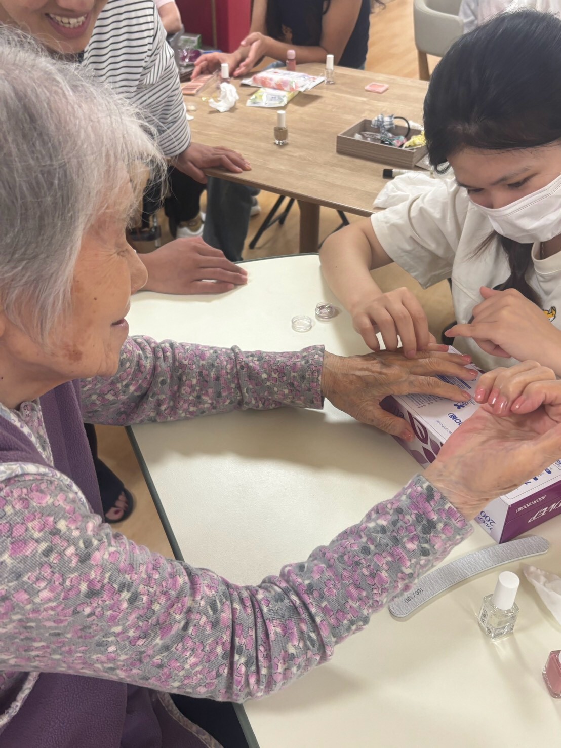写真：利用者様とスタッフ