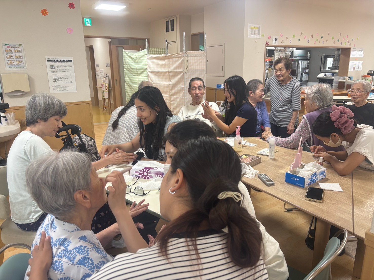 写真：利用者様とスタッフ